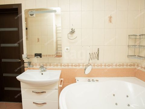 3-komnatnaya-ul-vyatskaya-d-1 фото