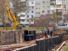 Подпорную стенку строят для укрепления грунта возле нового дома в Щербинках