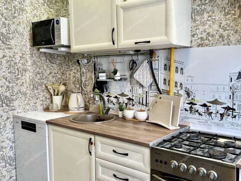 трёхкомнатная квартира на улице Буревестника дом 16