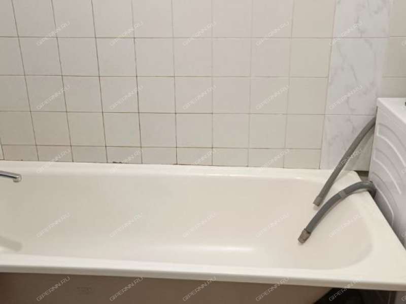 комната в доме 1 на улице Космонавта Комарова