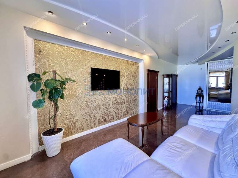 трёхкомнатная квартира на улице Короленко дом 19б