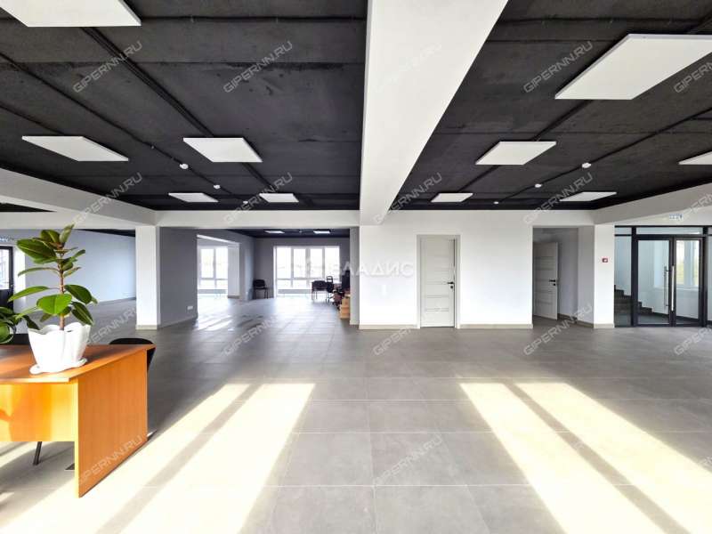 здание под офис, торговую площадь на улице Ларина