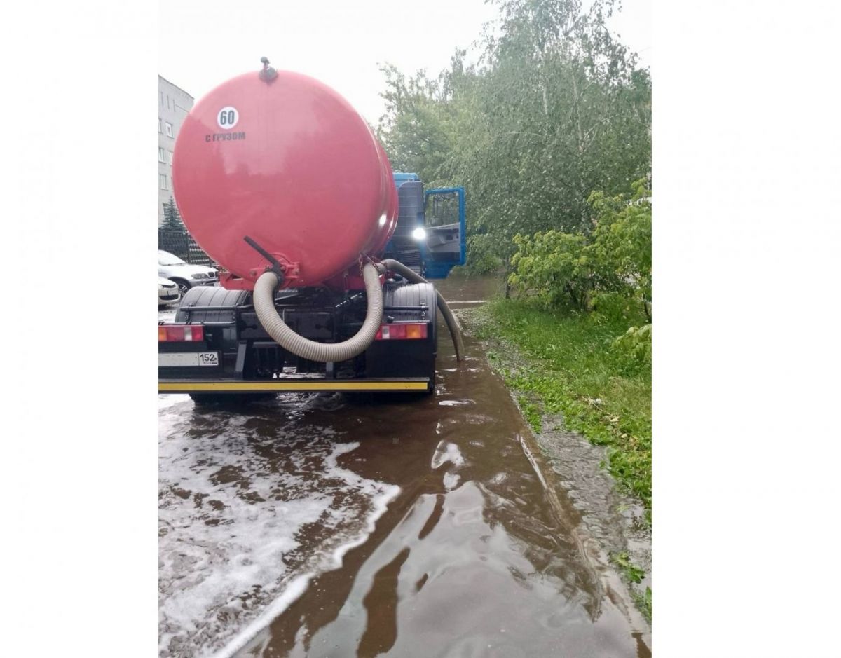 Опубликованы фотографии с последствиями грозы и ливня в Нижнем Новгороде