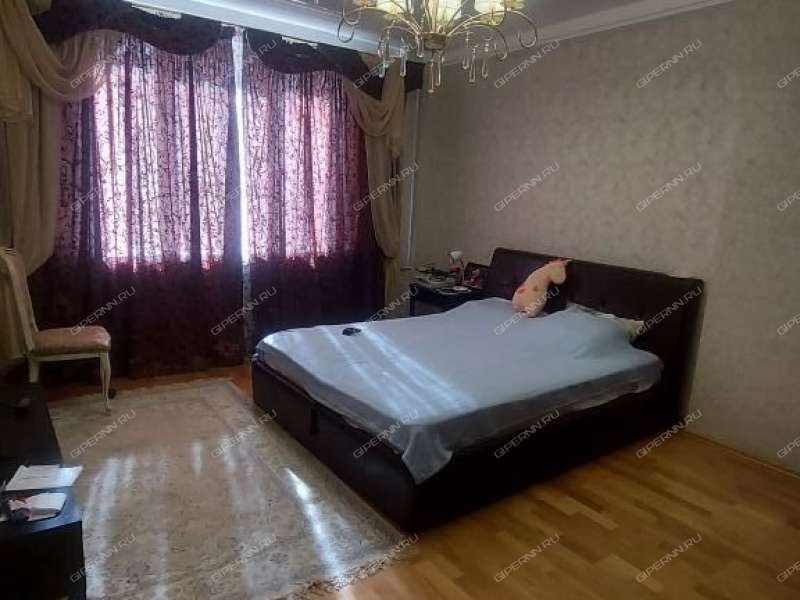 трёхкомнатная квартира на проспекте Кирова дом 29